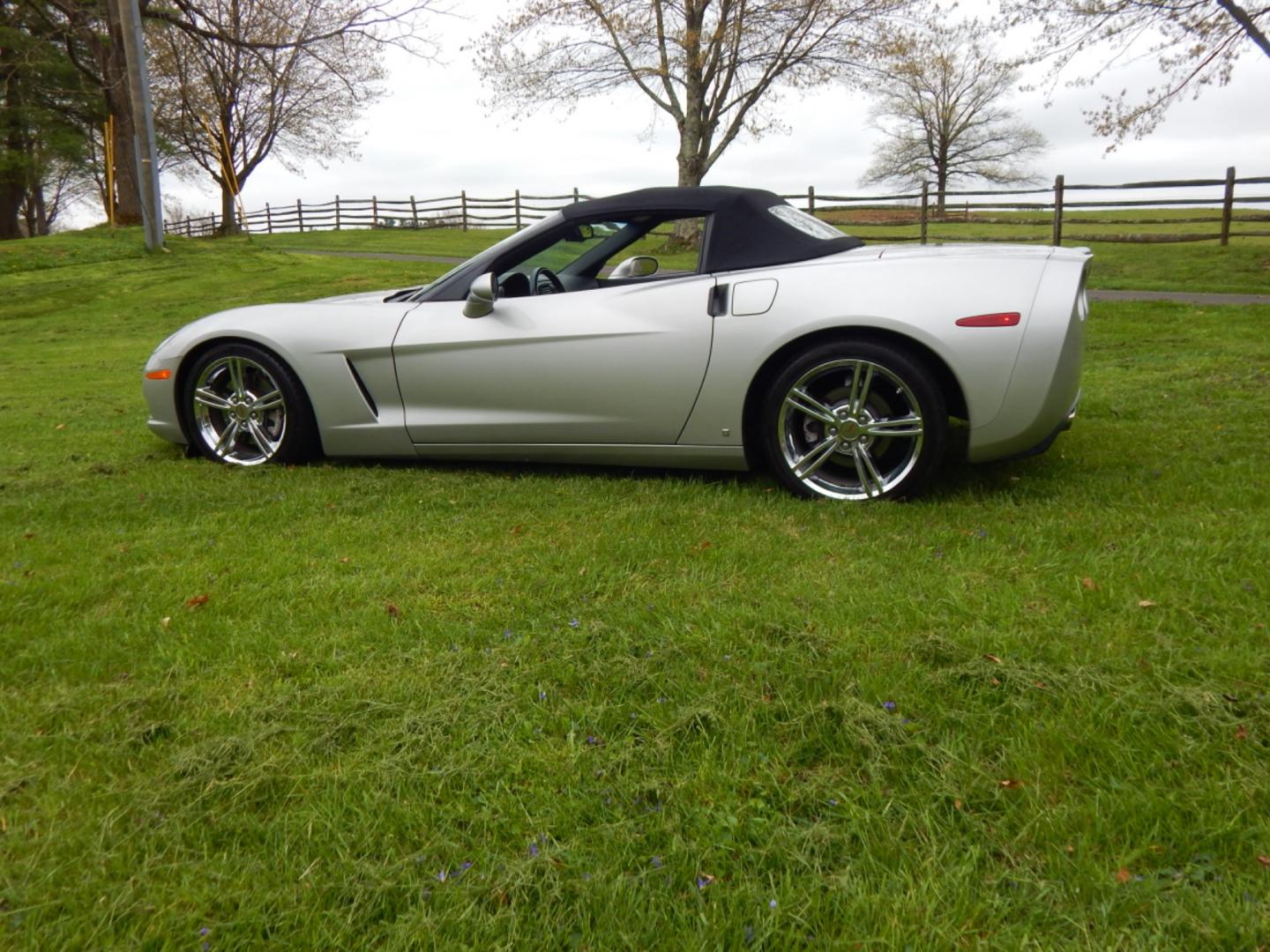 2008 Silver /Black Leather Chevrolet Corvette (1G1YY36W685) with an 6.2L V8 engine, Automatic transmission, located at 6528 Lower York Road, New Hope, PA, 18938, (215) 862-9555, 40.358707, -74.977882 - Here we have a beautiful 2008 Chevrolet Corvette convertible with a 6.2L LS3 V8 putting power to the rear wheels via an automatic transmission. Options include: black leather, keyless entry, carbon fiber trim, power windows/locks/mirrors, power seats, heated seats, AM/FM/CD/AUX radio, Bose sound sys - Photo#3